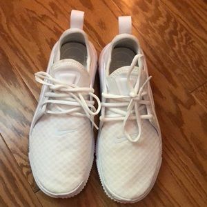 Nike’s Womens Acalme Sneaker 7.5